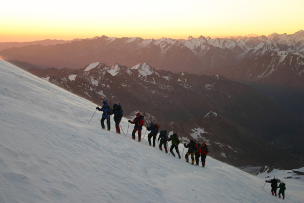 Soloppgangen har akkurat begynt og gruppen er på 5200 moh. Soloppgangen+har+akkurat+begynt+og+gruppen+er+p%E5+5200+moh.