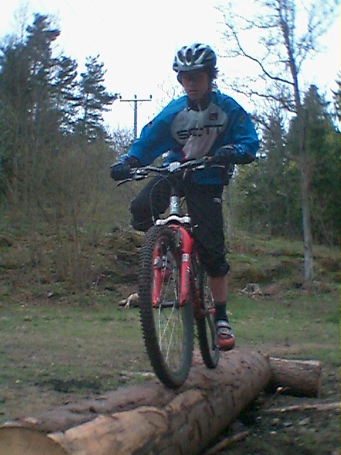 Christoffer på stokken og av på bakhjulet - ikke for pyser ;-) Christoffer+p%E5+stokken+og+av+p%E5+bakhjulet+-+ikke+for+pyser+%3B-%29
