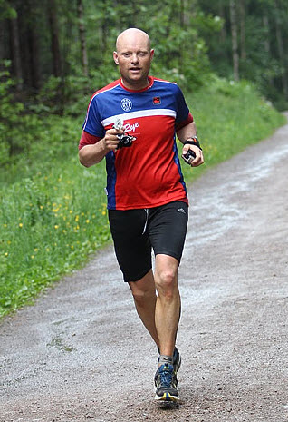 Løpegruppa løper hurtige drag på grusveien langs Gaustadjordene.
